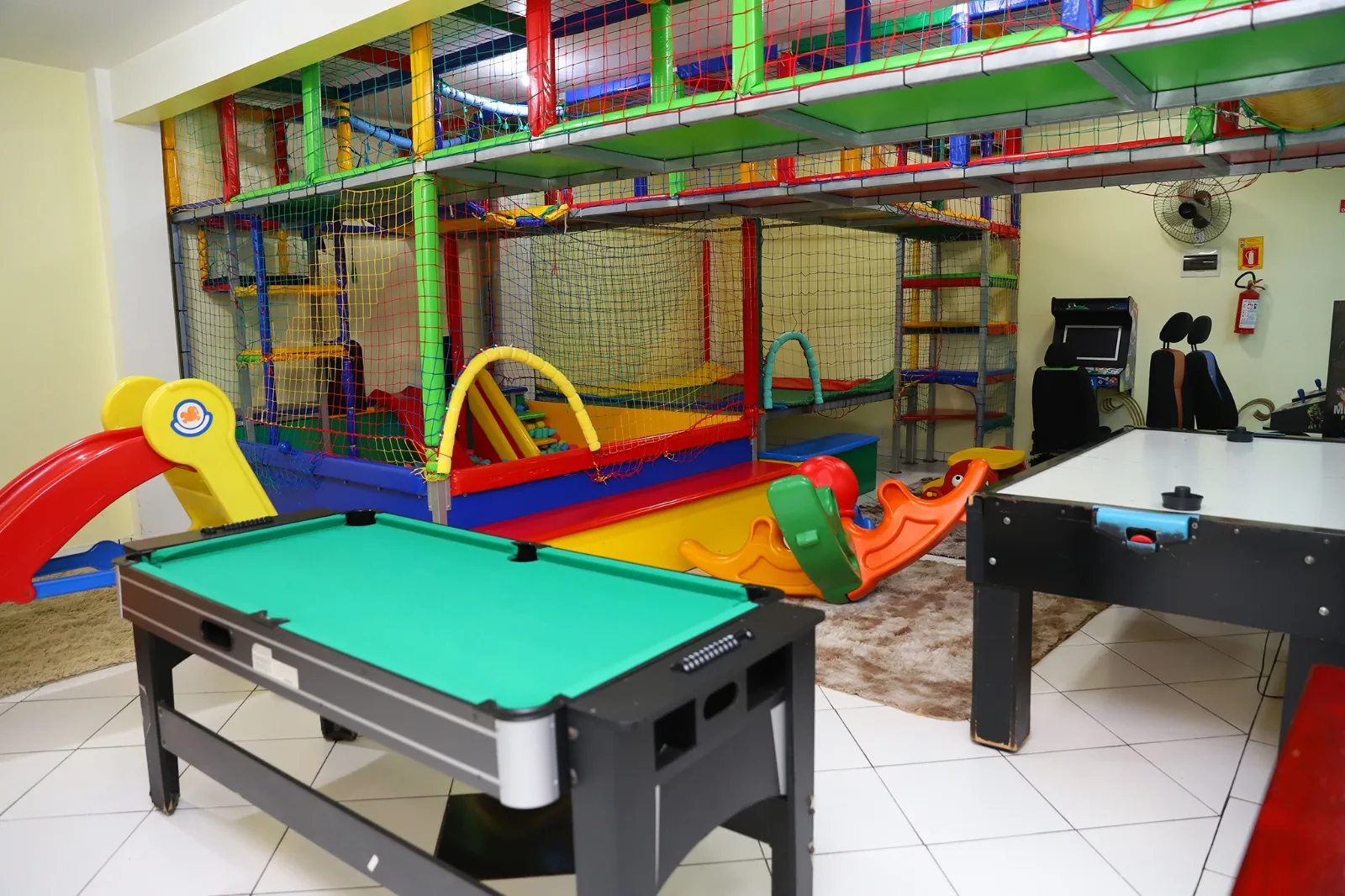 Brinquedoteca do salão superior com brinquedão de rede em vários níveis, piscina de bolinhas, escorregador, sinuca, aero hockey e fliperama