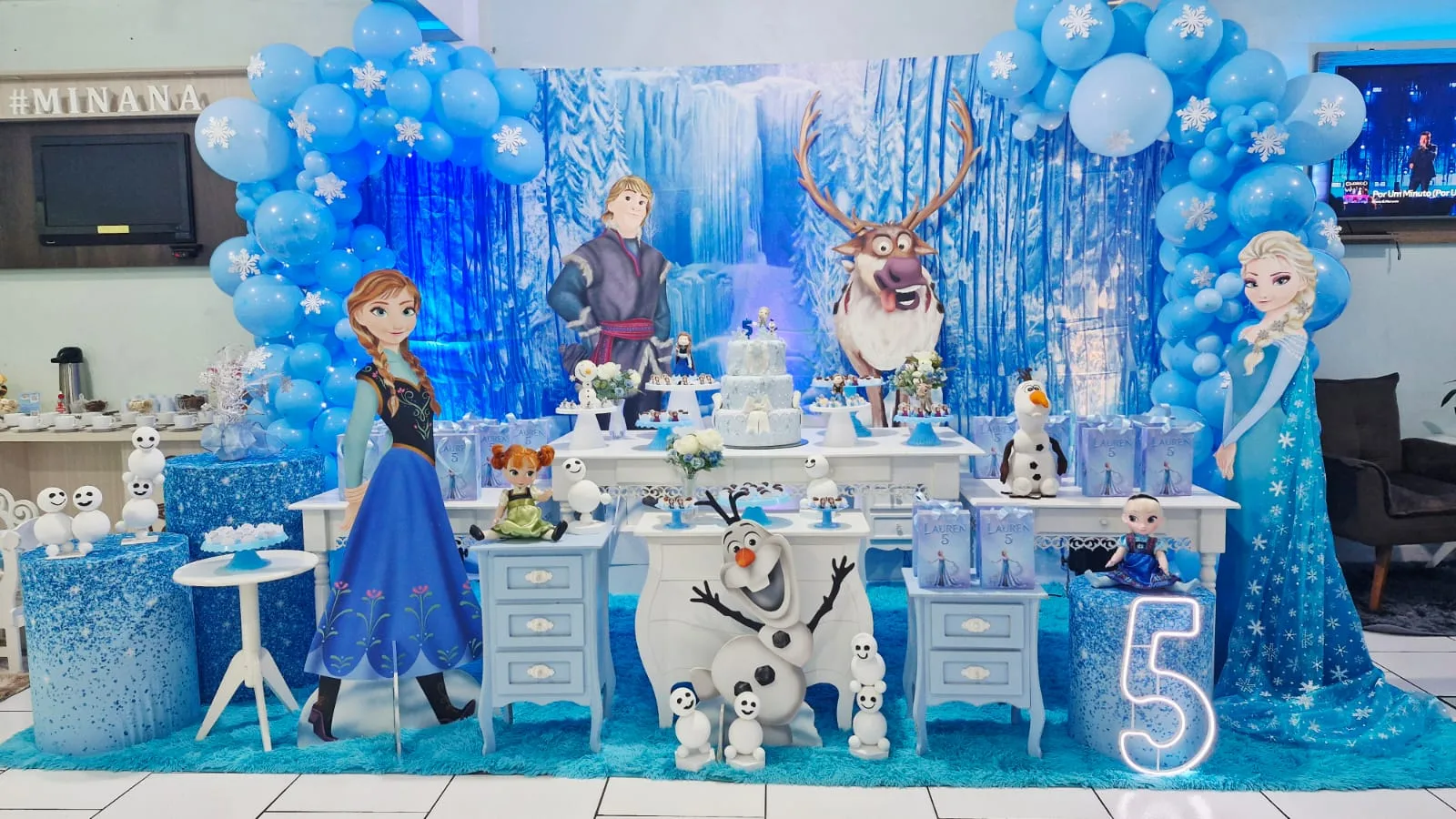Decoração de festa infantil tema Frozen no Salão Térreo do MinanaFest em Curitiba