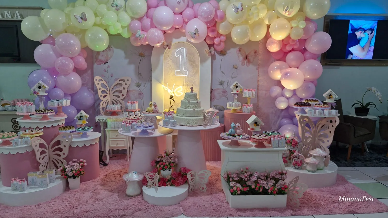 Decoração tema Jardim Encantado no Salão Térreo com flores, borboletas e tons pastéis