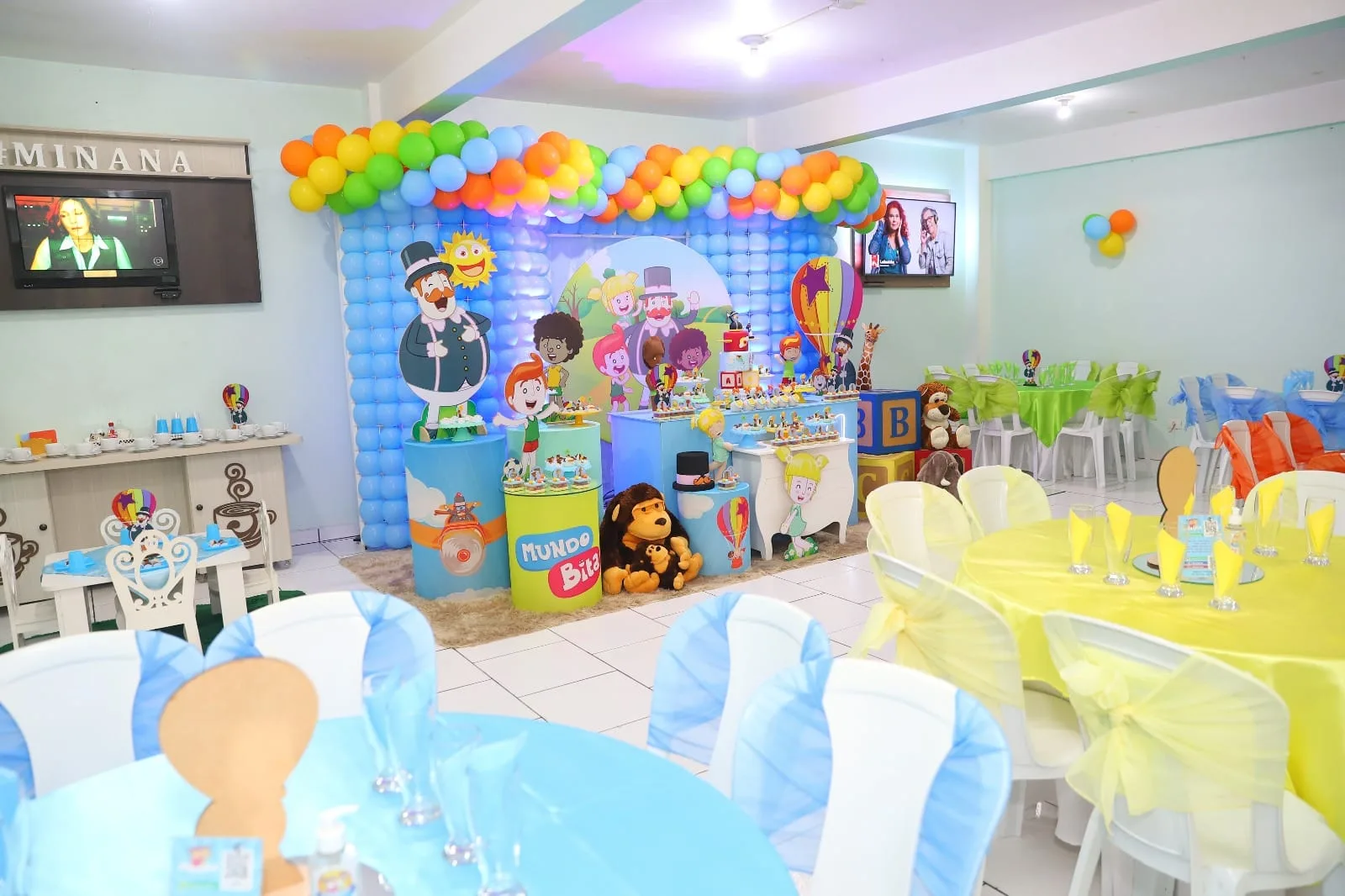 Decoração tema Mundo Bita no Salão Térreo com personagens coloridos e elementos musicais