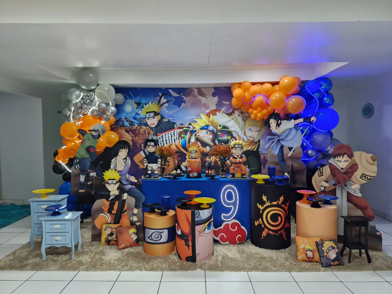 Decoração tema Naruto no Salão Superior com símbolos do anime e tons de laranja