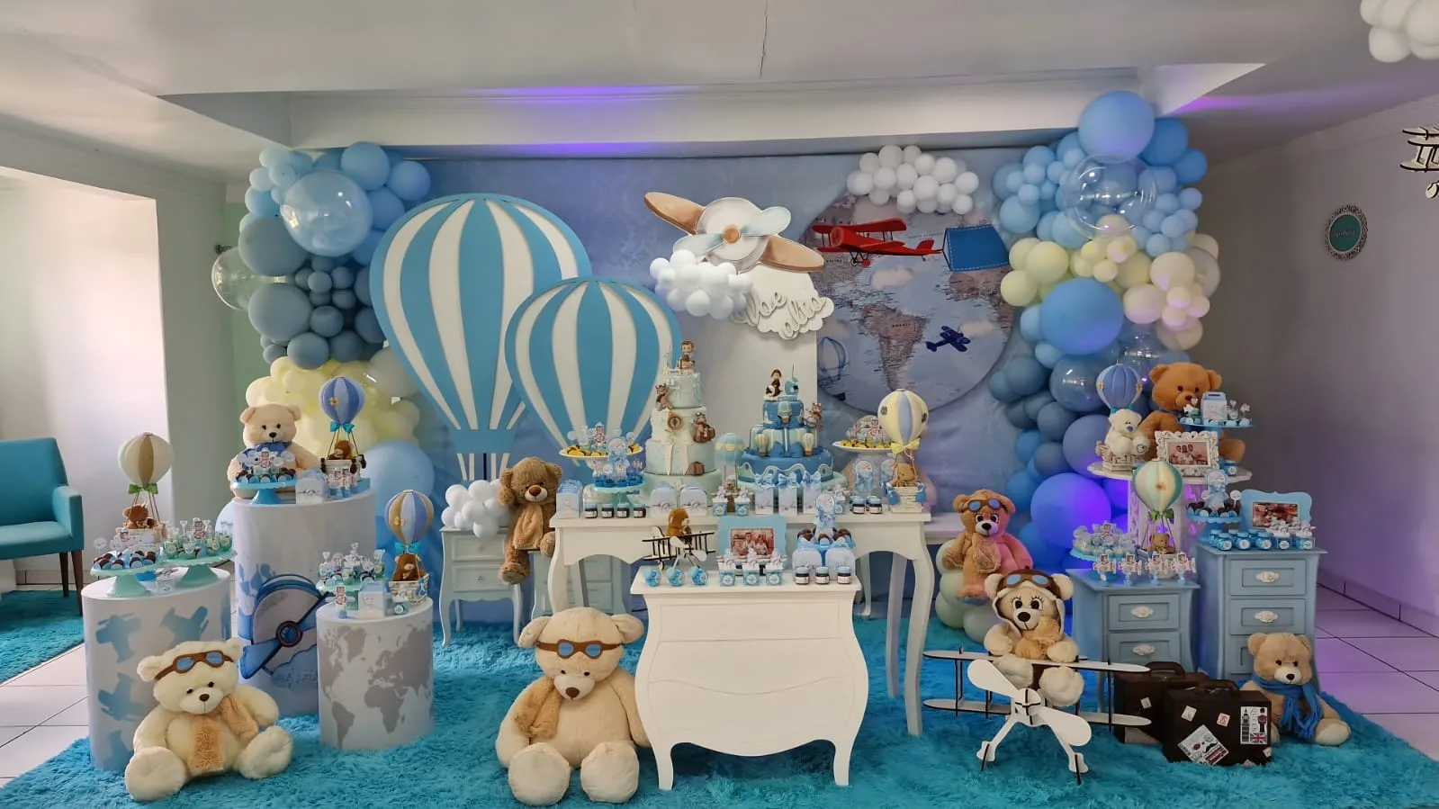 Decoração tema Ursos Aviador no Salão Superior com aviões de papel e ursos decorativos
