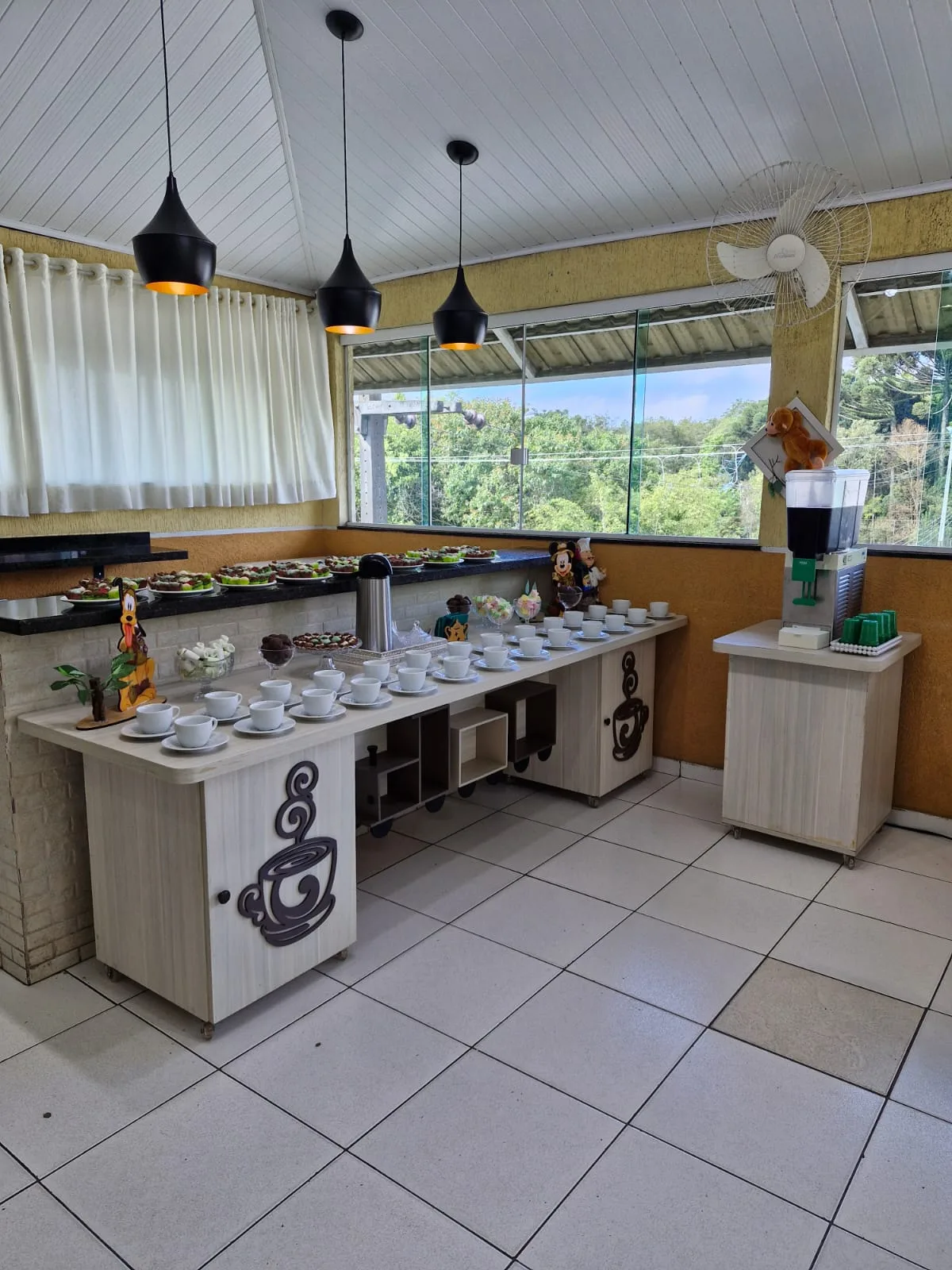 Espaço café no Salão Superior do MinanaFest — estrutura de apoio para festas infantis