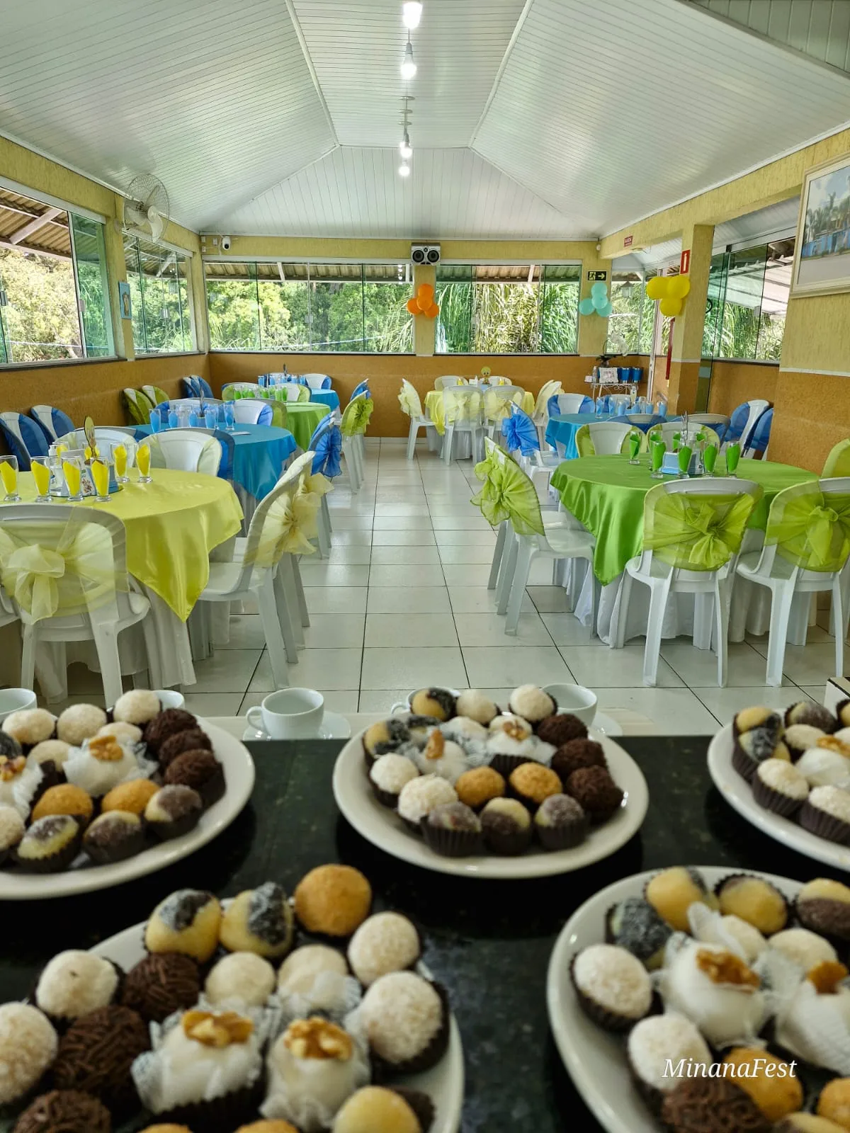 Outro ângulo do salão superior do MinanaFest com as mesas redondas já montadas para a festa
