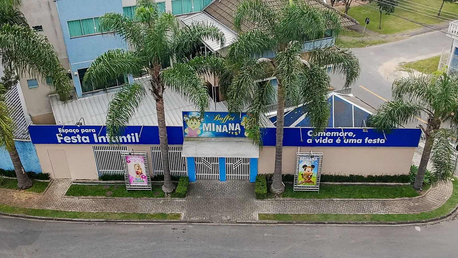 Vista aérea da fachada do MinanaFest — salão de festas infantil no Pinheirinho, Curitiba